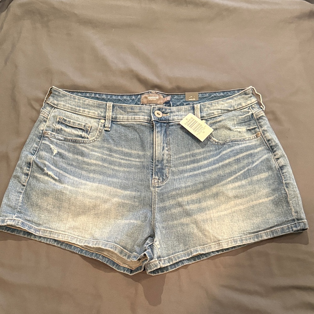 Torrid Light Blue Denim Women's Shorts NWT 14